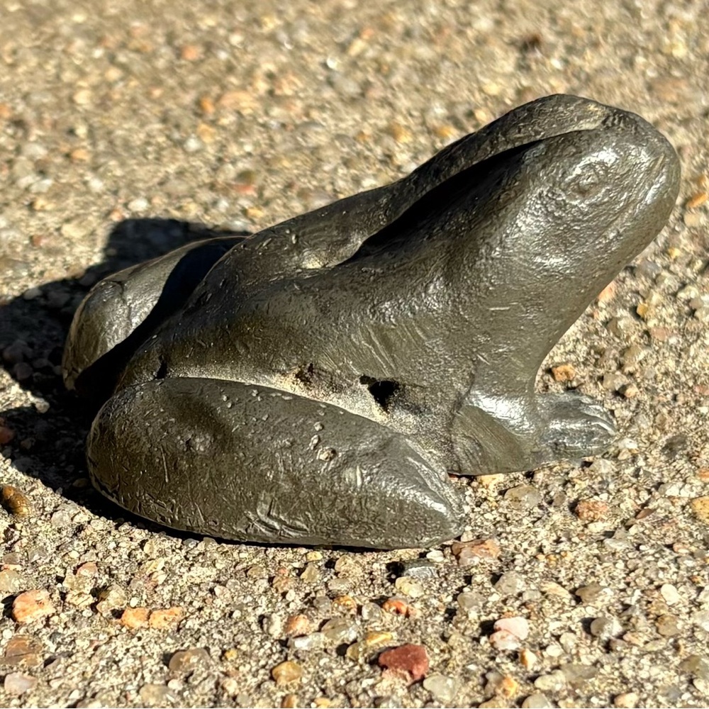 Old vintage miniature cast iron frog figure paperweight